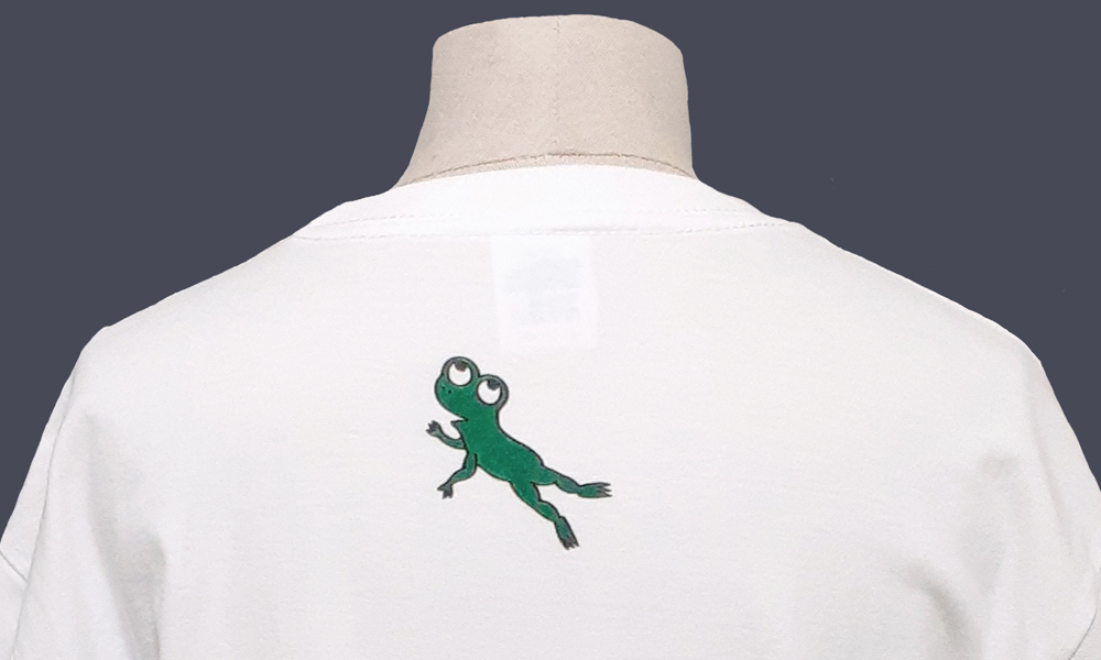 「カエルの家族」Tシャツの背中画像